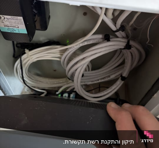 כבלים וציוד טכני בארון תקשורת